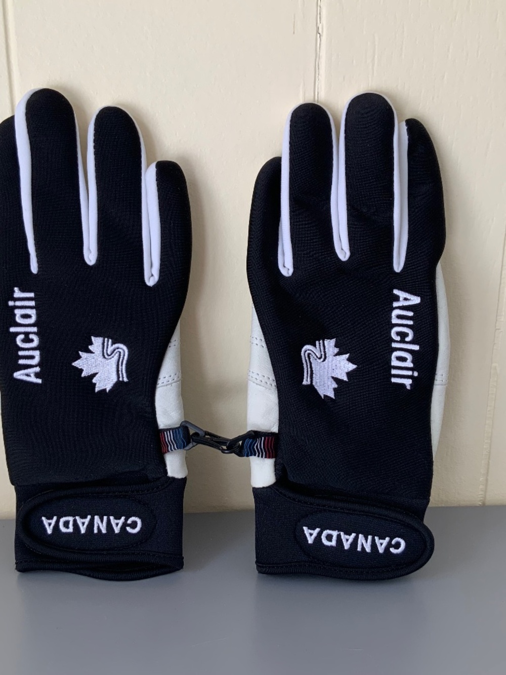 Auclair women’s ski gloves, size medium-large, colour black / cream / white